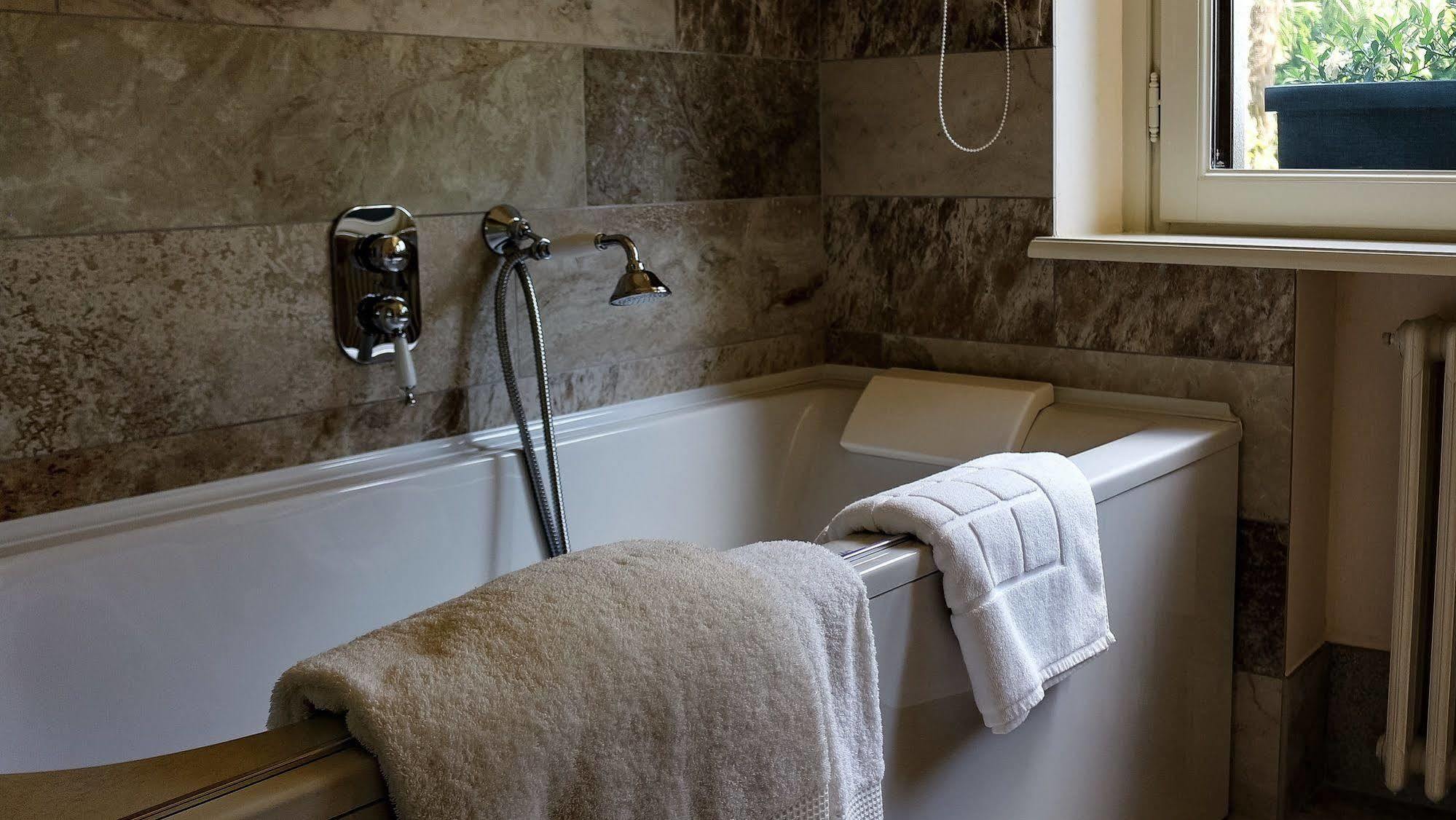 Villa Chiara B&B Biandronno Eksteriør billede